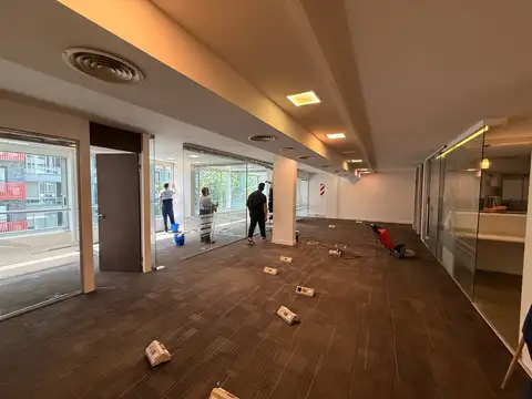 Oficina en Alquiler con 2 cocheras