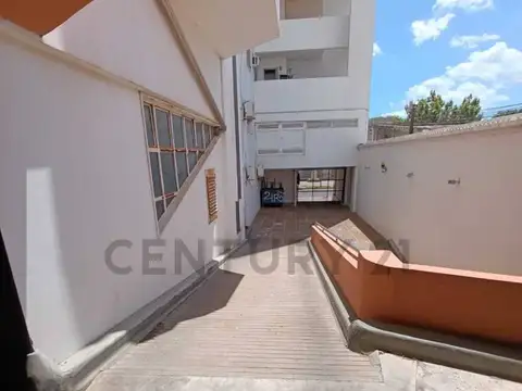 SE VENDE COCHERA CÉNTRICA
