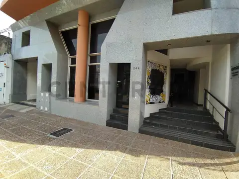 SE VENDE COCHERA CÉNTRICA