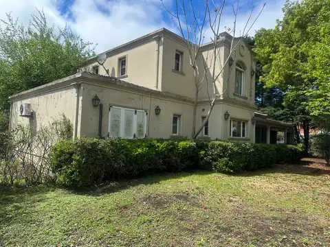 ROBLES DEL MONARCA - HERMOSA PROPIEDAD FRENTE A PLAZA DEL BARRIO - 600 M2 - 266 M2 CUBIERTOS