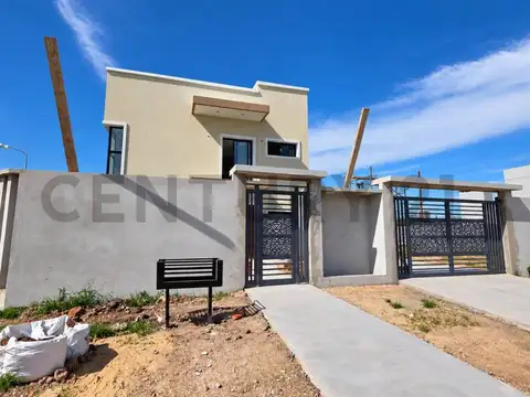 VENTA Casa a estrenar 4 ambientes con piscina y amplio parque | Barrio La Martin