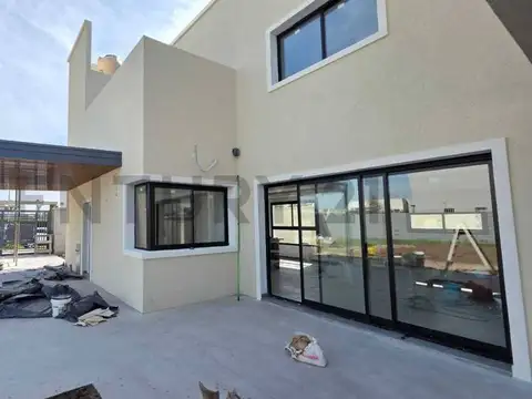 VENTA Casa a estrenar 4 ambientes con piscina y amplio parque | Barrio La Martin