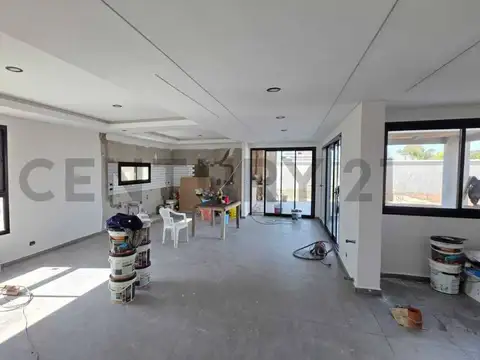 VENTA Casa a estrenar 4 ambientes con piscina y amplio parque | Barrio La Martin