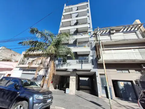 SEMIPISO DE 1 AMBIENTE  CON BALCON - AL FRENTE