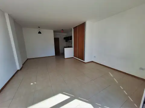 SEMIPISO DE 1 AMBIENTE  CON BALCON - AL FRENTE