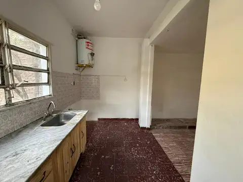 Casa céntrica 2 dormitorios con patio apta crédito