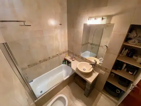 PH en planta alta, muy luminoso, con amplia terraza y parrilla. A solo 2 cuadras de Av. Andrés Rolón. Excelente ubicación en Beccar