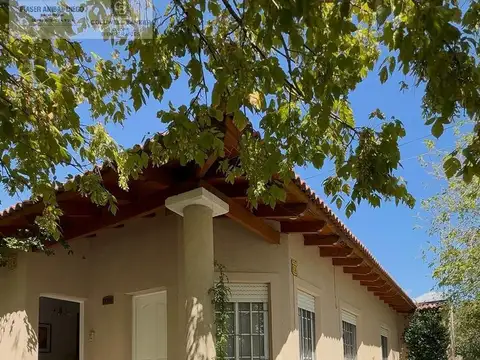 Casa céntrica en venta ideal para familia en esquina, sobre avenida 9 de Julio