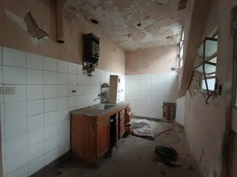 TRES GALPONES en lote propio con 5 departamentos de 3 ambientes a refaccionar con terraza y 2 l...