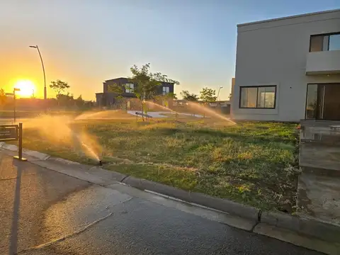Casa en Alquiler con 4 cocheras
