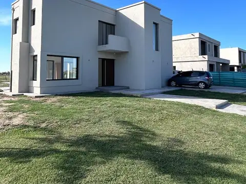 Casa 5 ambientes con 4 baños