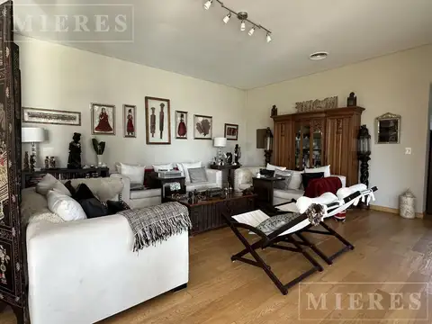 Casa en Alquiler con 2 cocheras