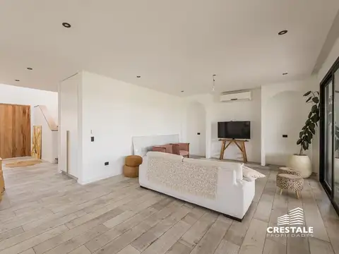 Casa 8 ambientes con 4 baños