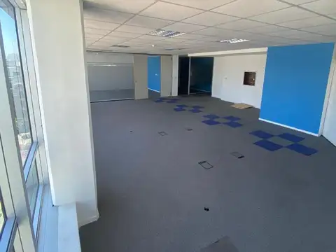 Oficina 6 ambientes con 5 baños