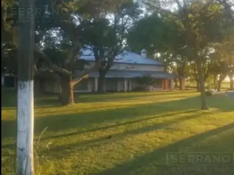 RNE. Venta campo de 15 Has. con casa de 425 m2, casas de encargados, pileta y capilla en Ruta 8 mojón 220,  Pergamino