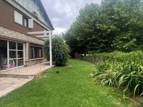 Casa en Venta - 5 Dormitorios 3 Baños - 1000mts - Mar Del Plata
