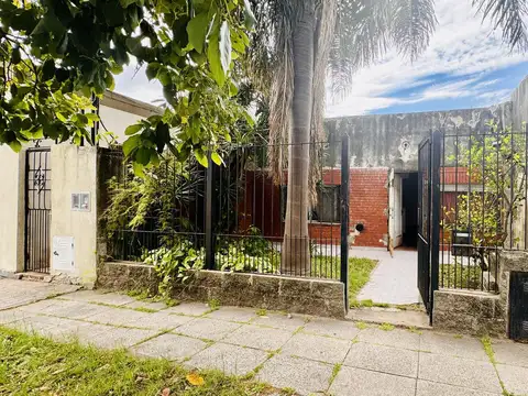 CASA EN VENTA DE 4 AMBIENTES APTA CREDITO EN MORON