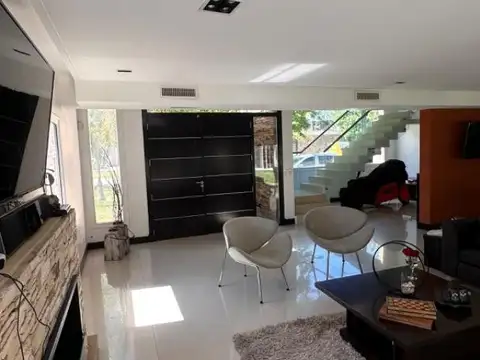 Casa 5 ambientes con 4 baños