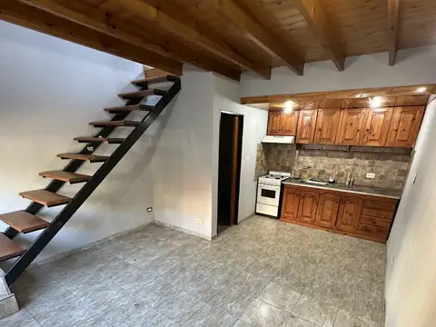 Depto. tipo CASA 2 ambientes en ALQUILER SIN EXPENSAS. Remedios de Escalada, Lituania al 1900