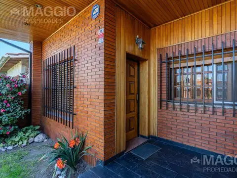 Casa 6 ambientes con 2 baños