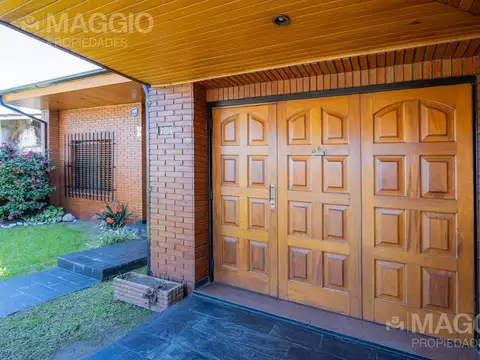 Casa en Venta con 3 cocheras