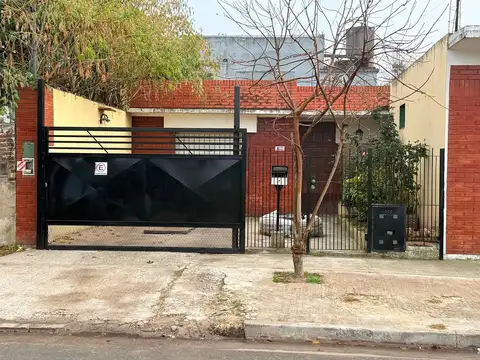 Casa 4 amb con cochera cubierta en Adolfo sourdeaux