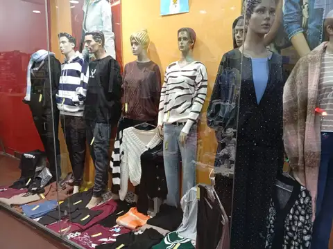 Excelente local de Ropa para ingresar en la zona de Parque Avellaneda.