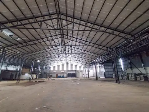 Importante Galpón en Parque Field