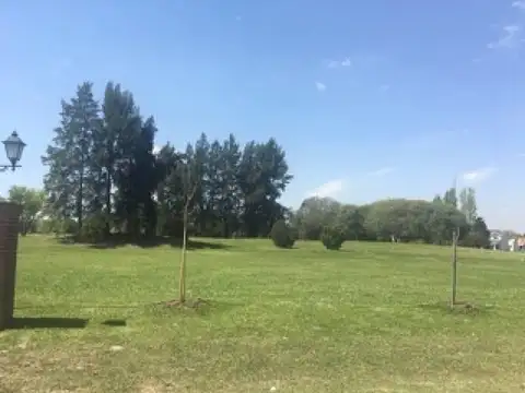 Lote de 930 m2 en Venta en barrio Campo Grande Pilar