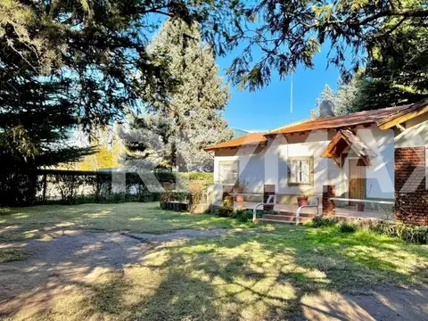 Casa 8 ambientes con 2 baños