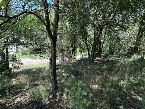 Lote ESQUINA en OPORTUNIDAD de 879 m2 en La Serranita