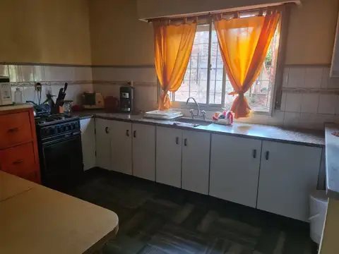 OPORTUNIDAD  CASA QUINTA EN VENTA  4 DORMITORIOS, PARQUE, QUINCHO, PILETA