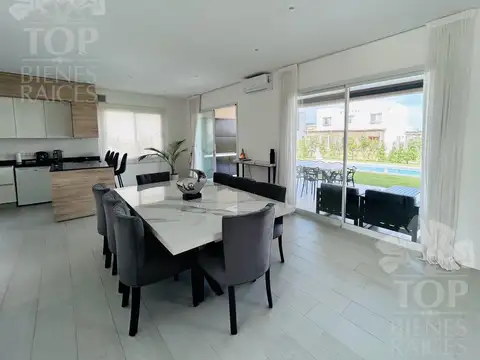 Casa en Alquiler con 3 cocheras