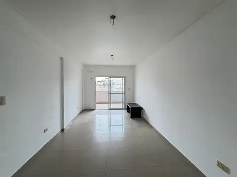 Departamento 3 ambientes 2do piso. Contrafrente con balcon terraza