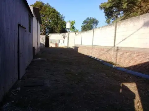 Galpon Sobre Terreno Centrico   Mejoras Para Vivienda