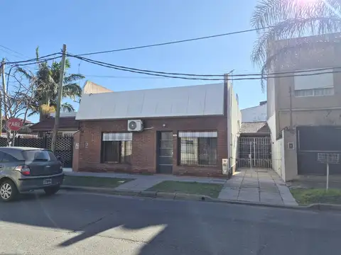 Venta Casa en Villa Adelina. Dos dormitorios, garage , jardín y depósito. Apto crédito.