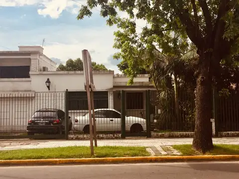 Casa en venta en amplio lote, ideal emprendimiento o refaccionar- Ituzaingó Sur