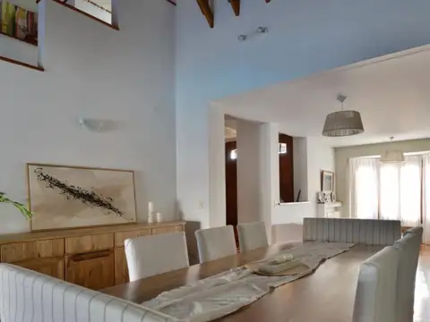 Casa en venta en Victoria con jardín, pileta, suite y cochera doble – Apta crédito