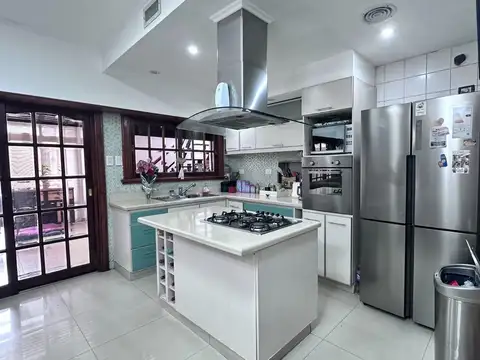 Casa 5 ambientes con 3 baños