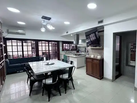 Casa en Venta de 6 Ambientes en Adrogué