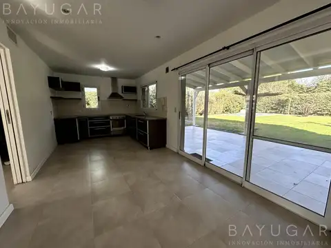 Casa en Venta con 3 cocheras