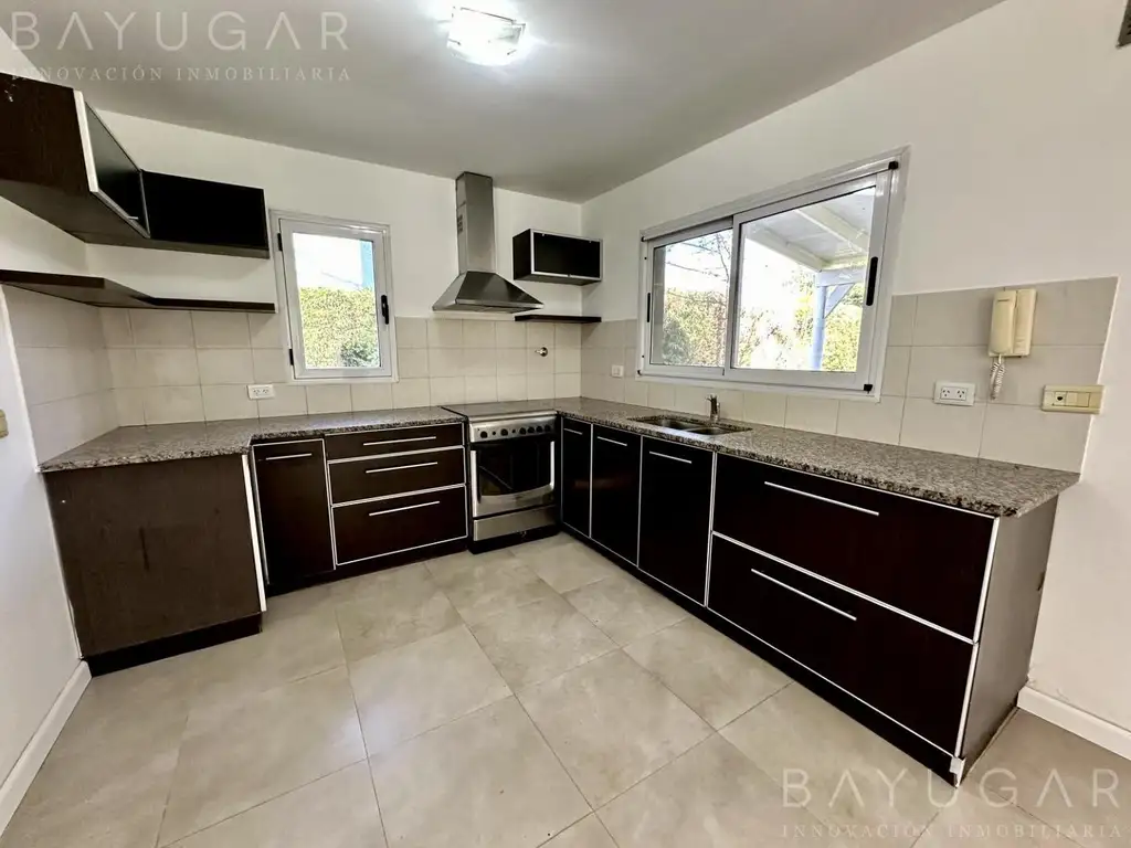 Casa - 156  m² Cubierta | 4 dormitorios | 20 años | 2 baños | 5 ambientes | 3 cocheras