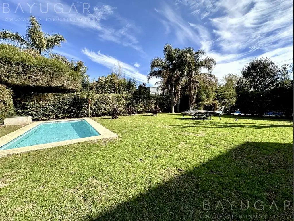 Casa en Venta - 4 dormitorios - USD 350.000