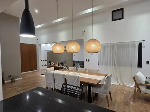 Moderna e impecable casa de 5 ambientes con salida a la laguna en barrio San Lucas, San Vicente.