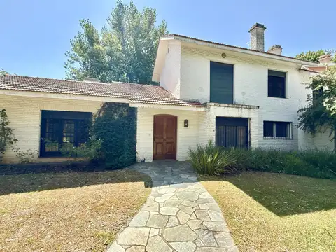 CASA en VENTA 4 DORMITORIOS con PILETA y QUINCHO – Lote 1.451 m² – FISHERTON!