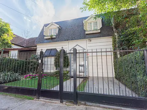 Casa con Parque, Piscina y Cochera en Devoto