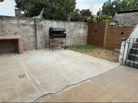 CASA 2 DORMITORIOS, COCHERA Y PATIO- SAN LORENZO