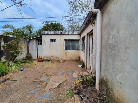 Casa En Venta 3 Amb. A Reciclar Zona Comercial - Ituzaingó *Vendido*