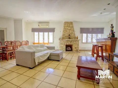 Casa en venta en Victoria 4 ambientes, baño y toilette, patio con parrilla. 170 m2 cubiertos.
