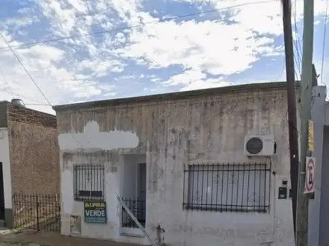 2 casas de 2 y 4 amb. con entrada p/ auto en venta